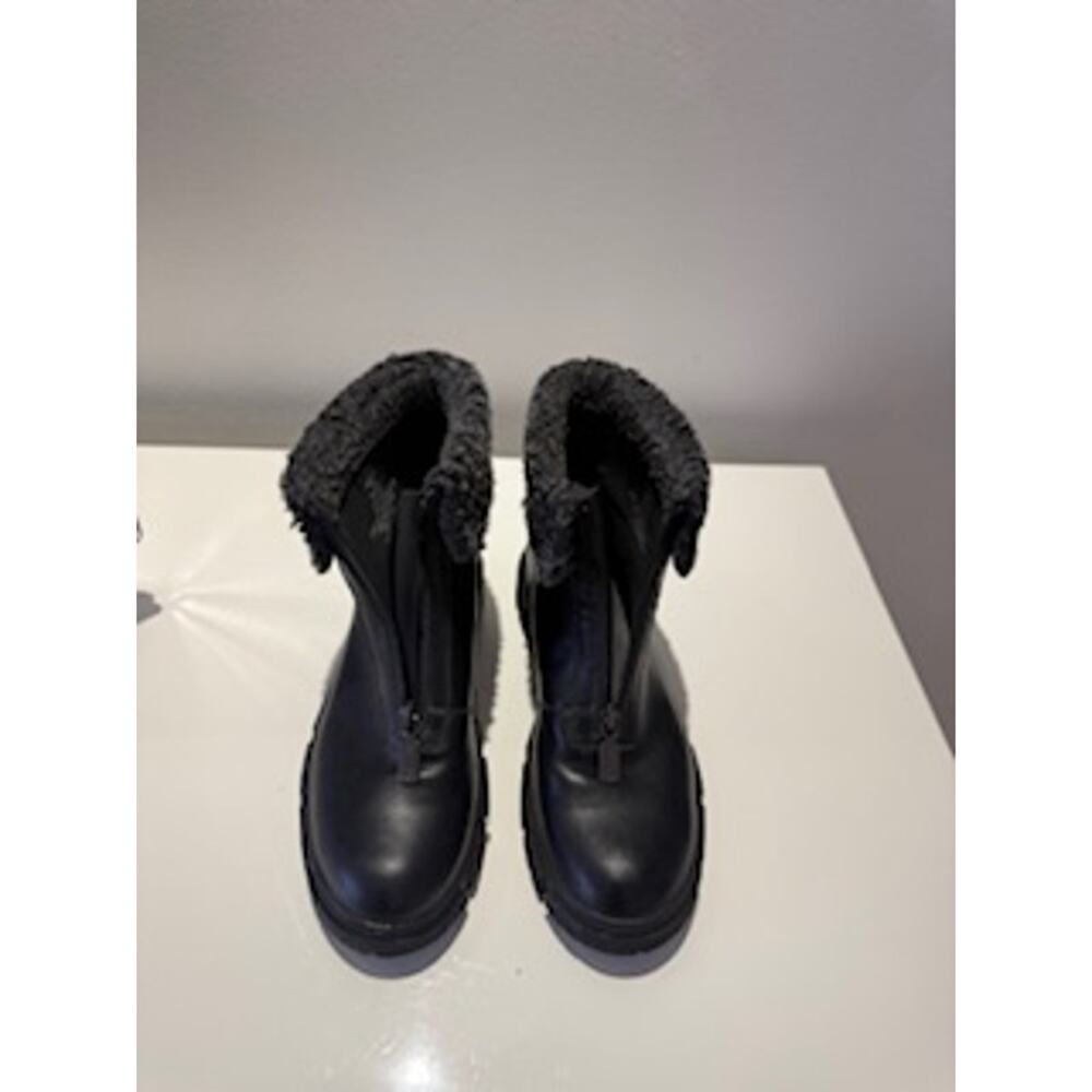 BLONDO waterproof boots with fur trim and zipper closure.